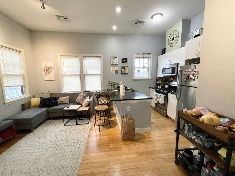 225 W 3rd St, Unit F in Boston, MA - Foto de edificio