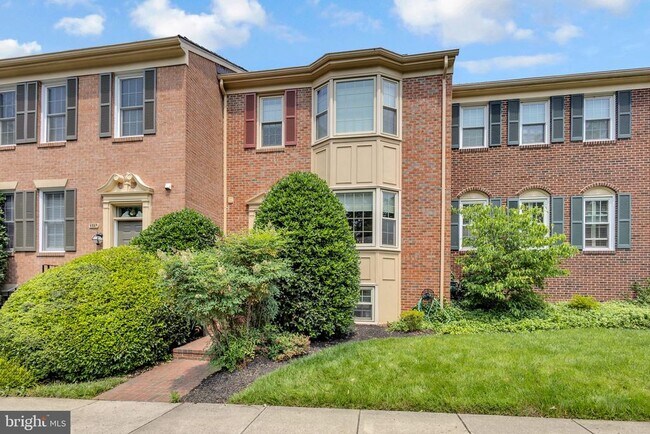 property at 6861 Williamsburg Pond Ct