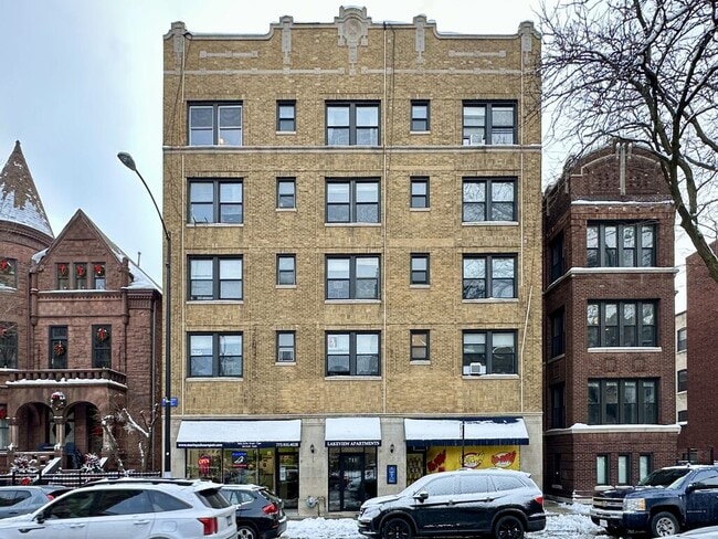 property at 716 W Belmont