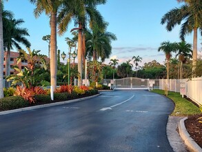 4510 Botanical Place Cir, Unit 104 in Naples, FL - Foto de edificio - Building Photo