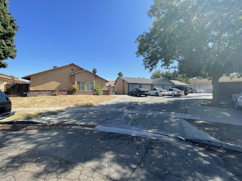 4828 E Hedges Ave in Fresno, CA - Building Photo