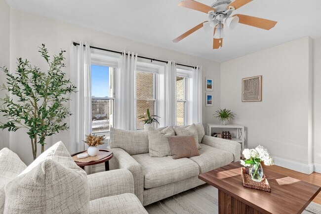 1666 Commonwealth Ave in Boston, MA - Building Photo - Building Photo