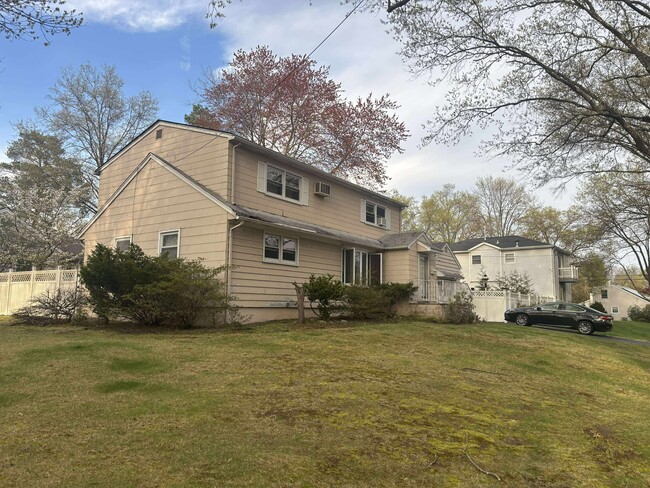 81 Alden Rd in Paramus, NJ - Building Photo - Building Photo