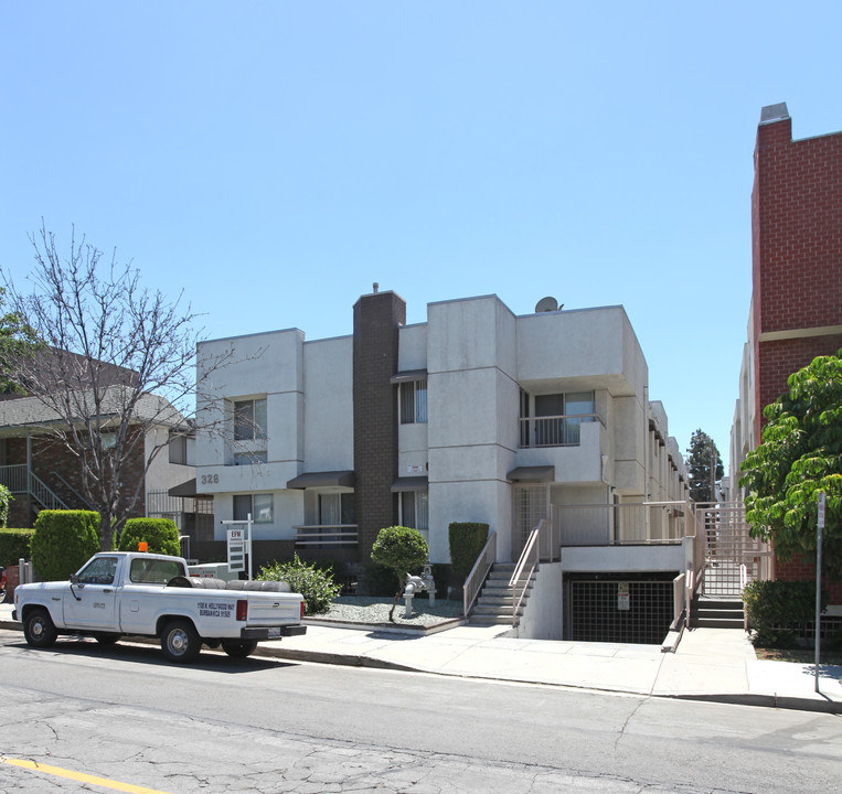 328 E Providencia Ave in Burbank, CA - Foto de edificio