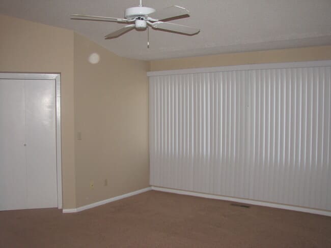 302 Michelle Ct in Newark, DE - Building Photo - Building Photo
