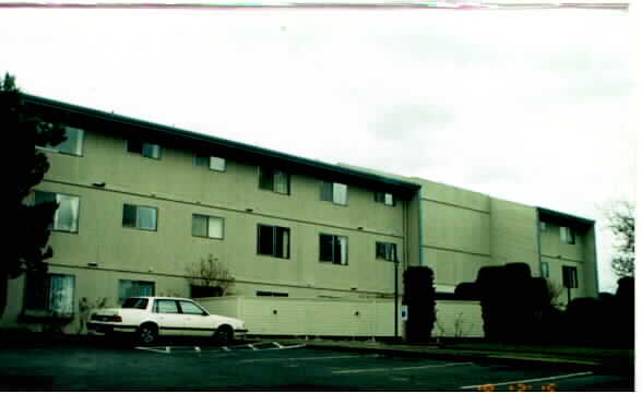 Kirkland Plaza Apartments in Kirkland, WA - Foto de edificio