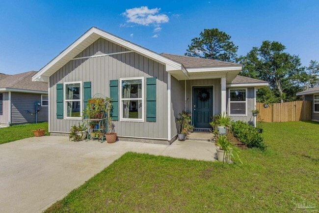 2568 Sutton Pl Dr in Gonzalez, FL - Building Photo - Building Photo