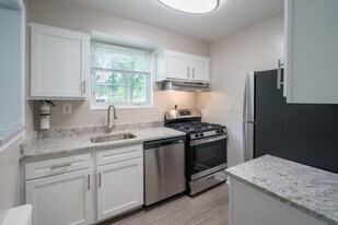 Braddock Lee in Alexandria, VA - Building Photo