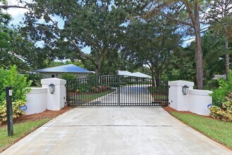 469 Carica Rd in Naples, FL - Building Photo - Building Photo