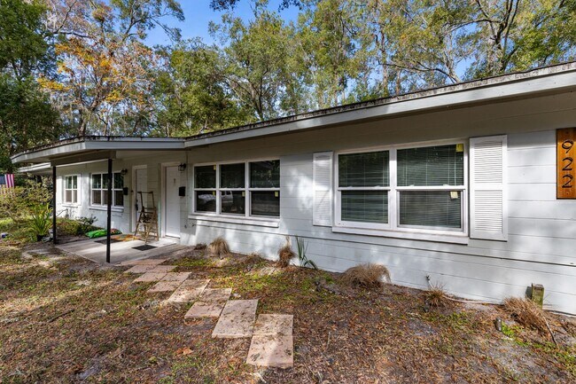 922 NE 5th Pl in Gainesville, FL - Building Photo - Building Photo
