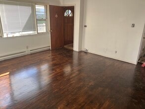 21 N Spring St, Unit 1 in Ansonia, CT - Foto de edificio - Building Photo