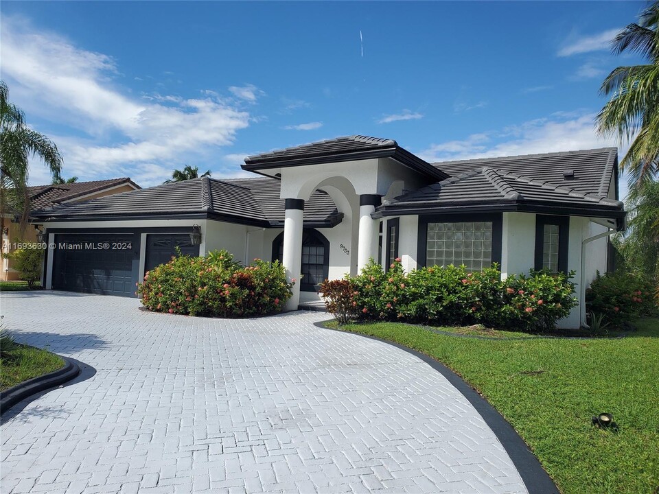 9733 NW 52nd Pl in Coral Springs, FL - Foto de edificio