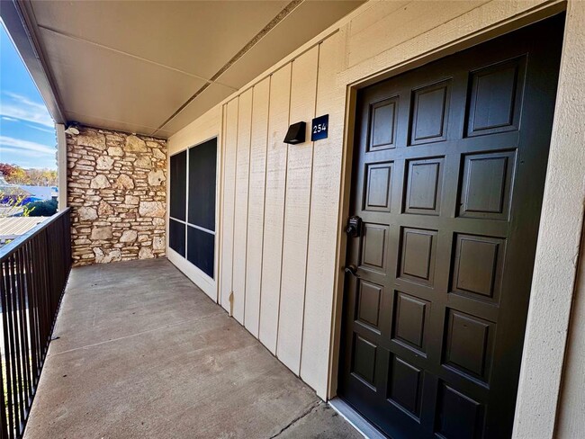 500 E Riverside Dr in Austin, TX - Foto de edificio - Building Photo