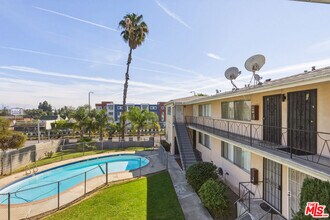 5117 Crenshaw Blvd in Los Angeles, CA - Foto de edificio - Building Photo