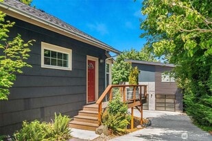 4321 SW Beveridge Pl, Unit A in Seattle, WA - Building Photo