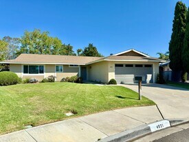 4921 Loma Ct in Carlsbad, CA - Building Photo