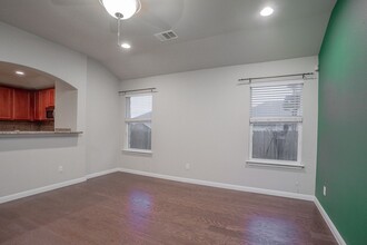 11516 Running Brush Ln in Austin, TX - Foto de edificio - Building Photo