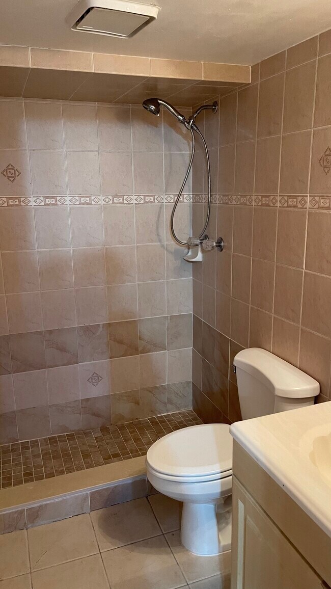 3700 N Pine Island Rd, Unit 310 in Sunrise, FL - Building Photo - Building Photo