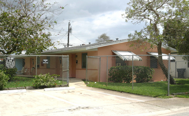 The Pines Apartments in Riviera Beach, FL - Foto de edificio - Building Photo