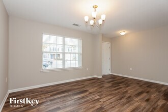 1831 Eastway Dr in Dallas, NC - Foto de edificio - Building Photo