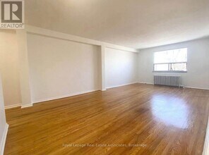 237 Lakeshore Rd E in Mississauga, ON - Building Photo - Building Photo