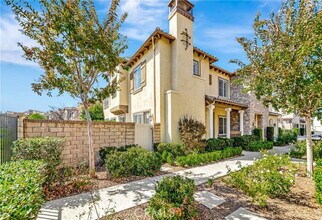 23902 Brescia Dr in Santa Clarita, CA - Building Photo - Building Photo