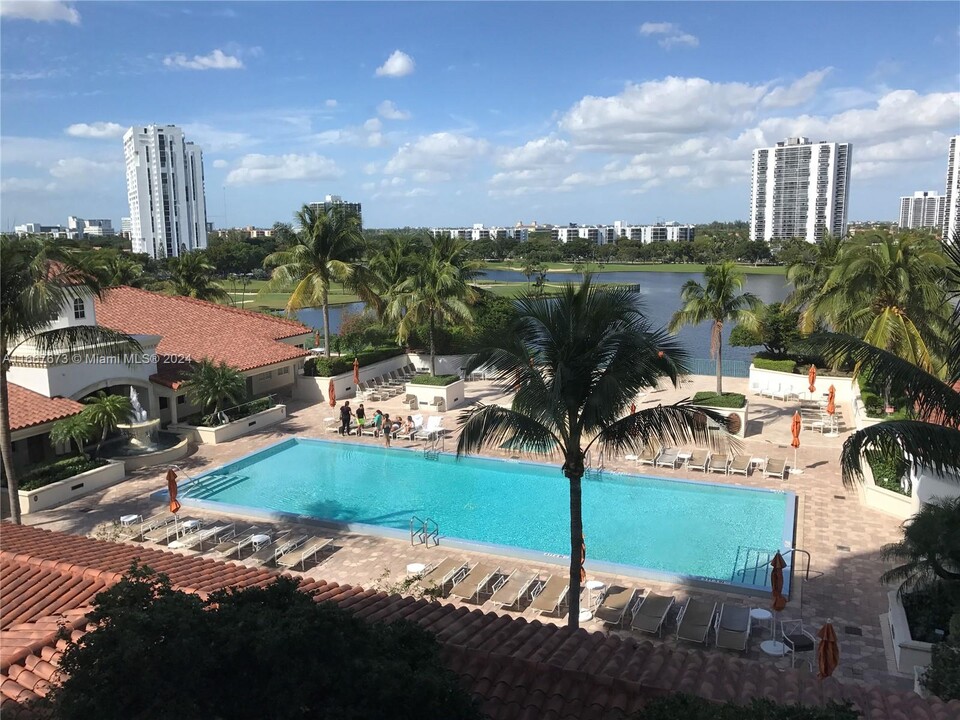 19900 E Country Club Dr in Aventura, FL - Building Photo