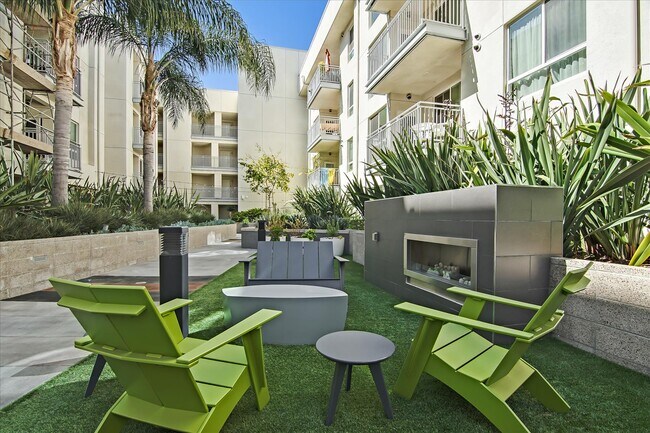 12655 Bluff Creek Dr, Unit 327 in Los Angeles, CA - Foto de edificio - Building Photo