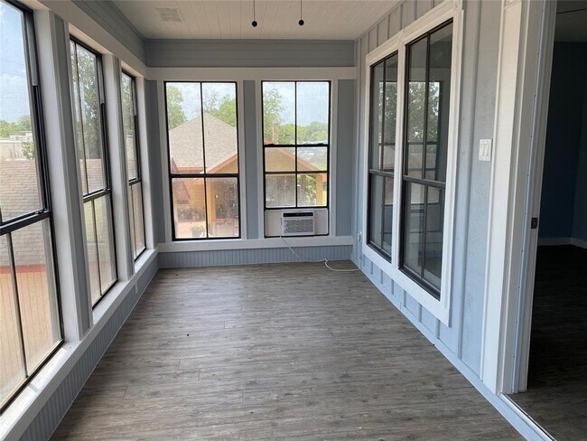 204 E Houston St, Unit C in Highlands, TX - Building Photo - Building Photo