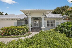 8401 SE Ketch Ct in Hobe Sound, FL - Building Photo