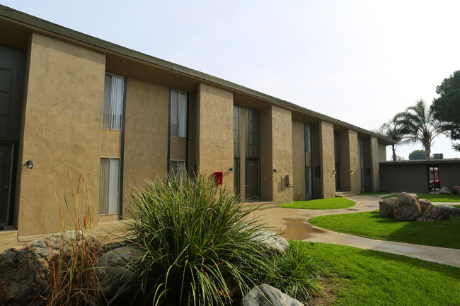 The Courtyard in Bakersfield, CA - Building Photo - Building Photo