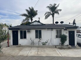 216 E Mission Rd in Fallbrook, CA - Building Photo