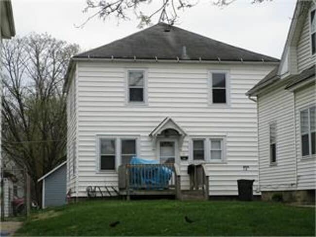 property at 1021 W 5th St