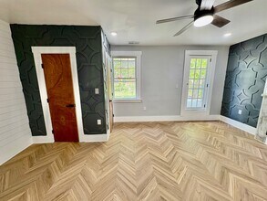 5834 Phillips Ave, Unit Apartment 1 in Pittsburgh, PA - Building Photo - Building Photo