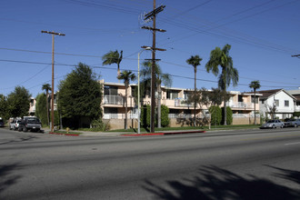 7701 Reseda Blvd in Reseda, CA - Building Photo - Building Photo