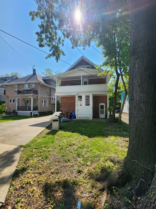 2569 Cheshire Rd in Shaker Heights, OH - Building Photo - Building Photo