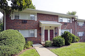 Willow Gardens in Teaneck, NJ - Foto de edificio - Building Photo