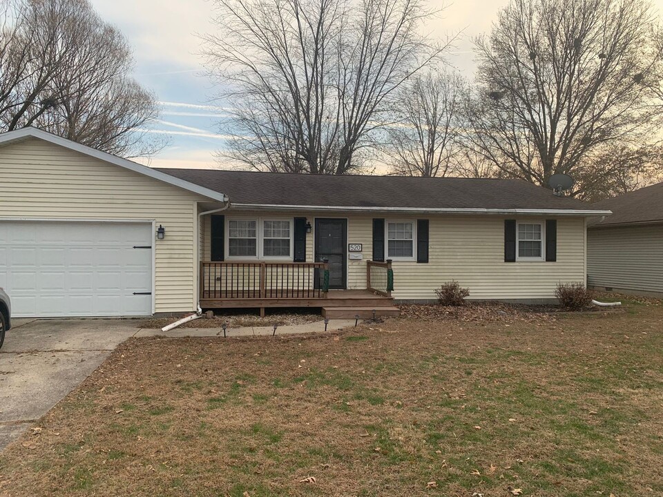 520 E Mulberry St in Chatham, IL - Building Photo