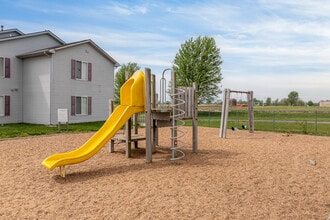 Brookfield Apartments & Townhomes in Emporia, KS - Foto de edificio - Building Photo