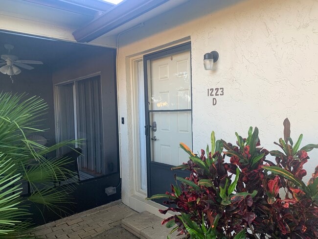 1223 Queen Anne Dr in Palm Harbor, FL - Foto de edificio - Building Photo