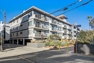 17 Northstar Street in Marina Del Rey, CA - Foto de edificio - Building Photo