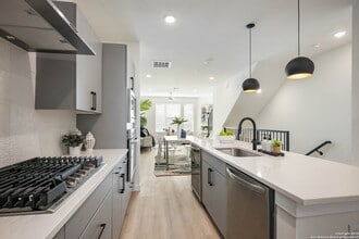 719 E Locust St in San Antonio, TX - Building Photo - Building Photo