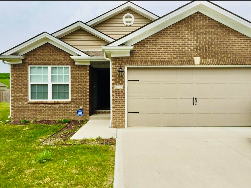233 Oxford Cir in Richmond, KY - Building Photo