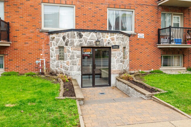 4640 Grand Blvd in Montréal, QC - Building Photo - Building Photo