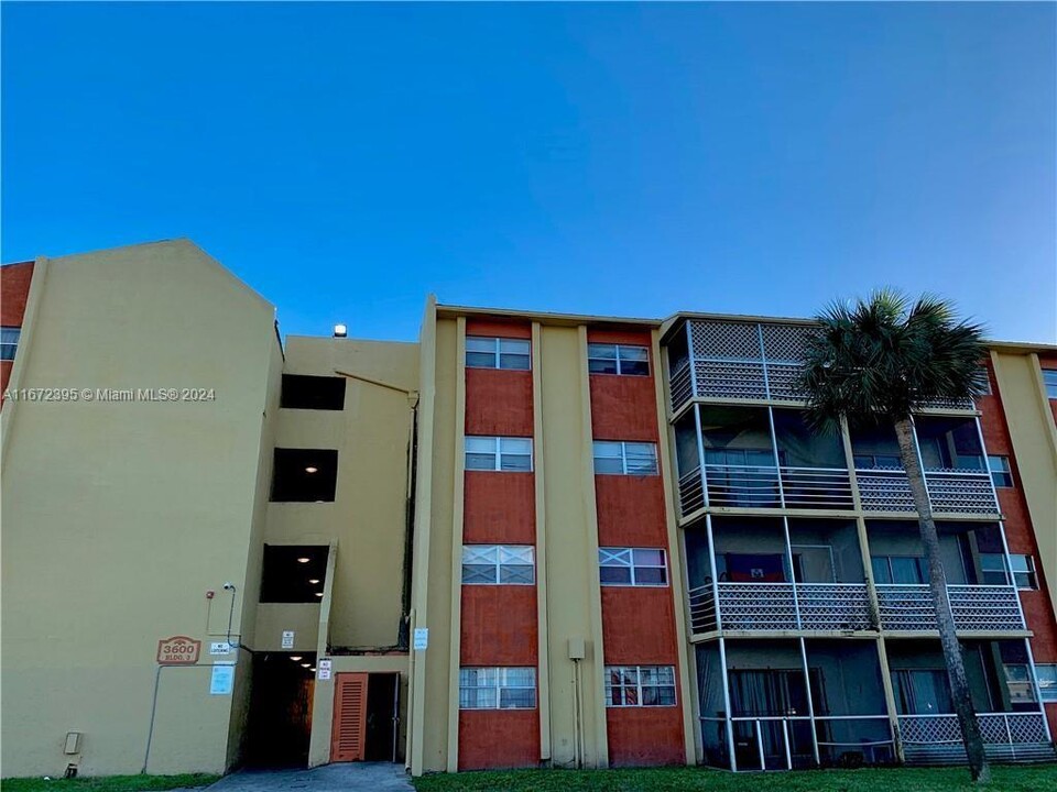 3700 NW 21st St, Unit 205 in Lauderdale Lakes, FL - Building Photo