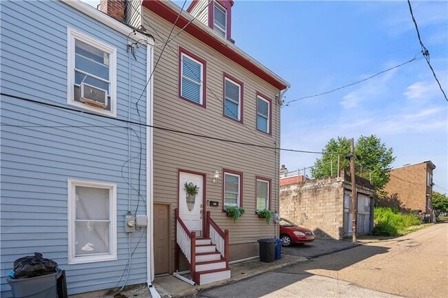 841 Blossom Wy in Pittsburgh, PA - Building Photo - Building Photo