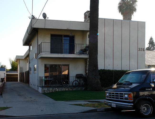 326 S Cedar Ave in Inglewood, CA - Foto de edificio - Building Photo