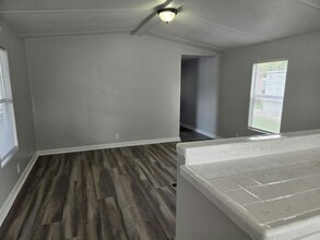 11211 East Bay Rd in Gibsonton, FL - Building Photo - Building Photo