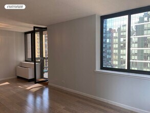 250 E 40th St in New York, NY - Building Photo - Building Photo