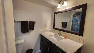 2011 Grand Blvd in Oakville, ON - Building Photo - Building Photo